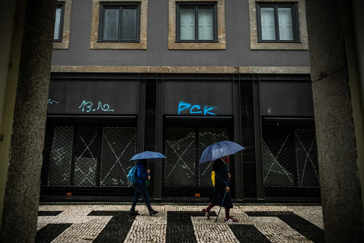 Para hoje, o IPMA prevê períodos de céu muito nublado, com possibilidade de ocorrência de aguaceiros fracos, vento fraco e uma descida da temperatura, em especial da mínima