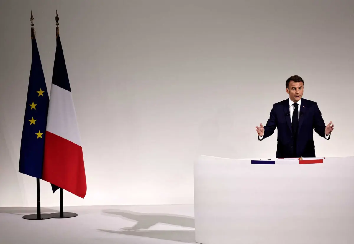 Depois da estrondosa derrota nas europeias de domingo, em que o seu partido, Renascimento, não foi além do 15%, Emmanuel Macron convocou eleições antecipadas para o dia 30