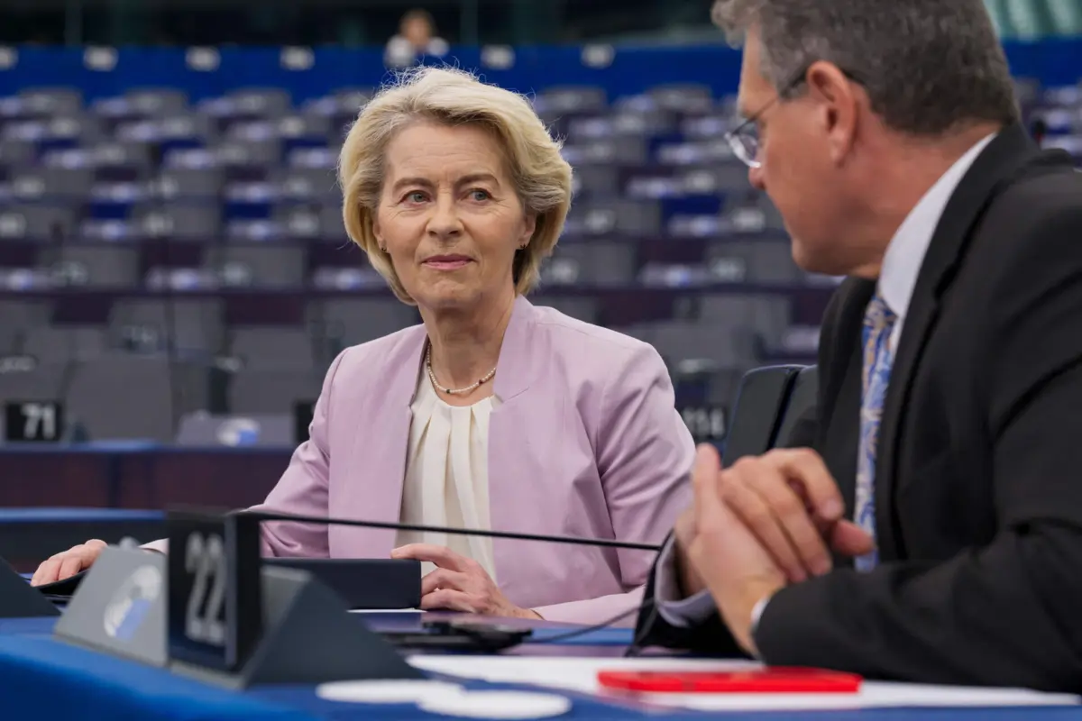 A presidente da presidente da Comissão Europeia, Ursula von der Leyen, e o comissário europeu do Comércio Maroš ŠefÄoviÄ
