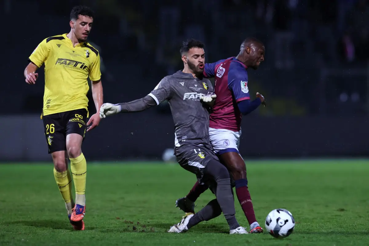 Eis o lance em que o guarda-redes do Fafe comete falta fora da área e é expulso