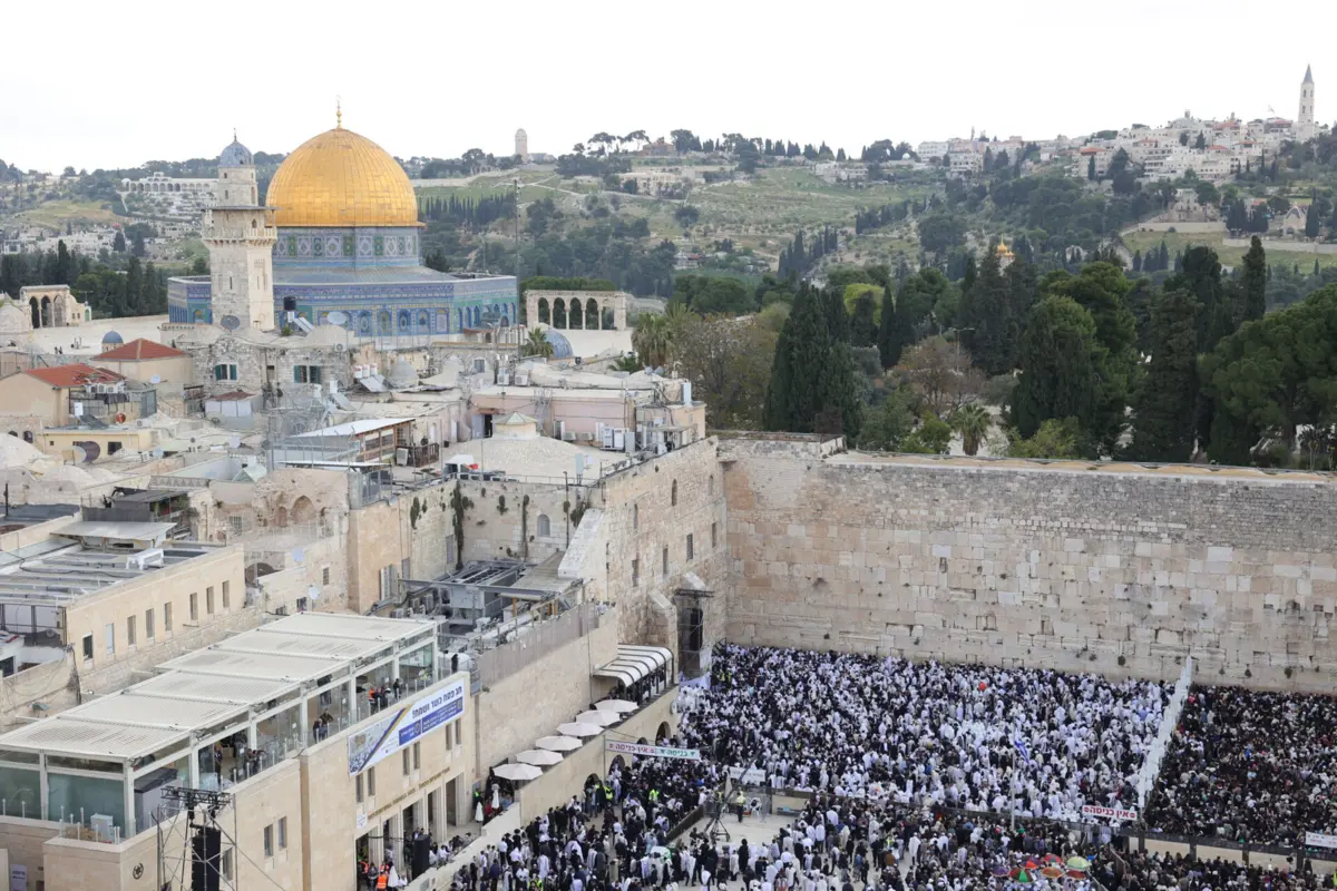 Imagem de contexto do artigo Dezenas de milhares de judeus reúnem-se em Jerusalém para bênção tradicional