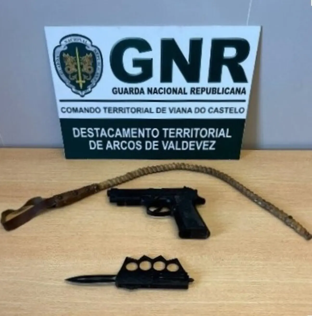 Militares apreenderam chicote e arma de ar comprimido