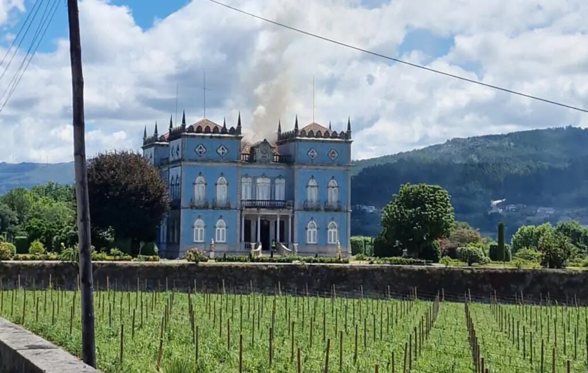 Estavam 37 operacionais dos bombeiros a combater o incêndio às 14 horas
