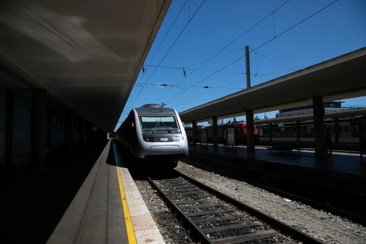 CP com vários constrangimentos na circulação devido ao mau tempo
