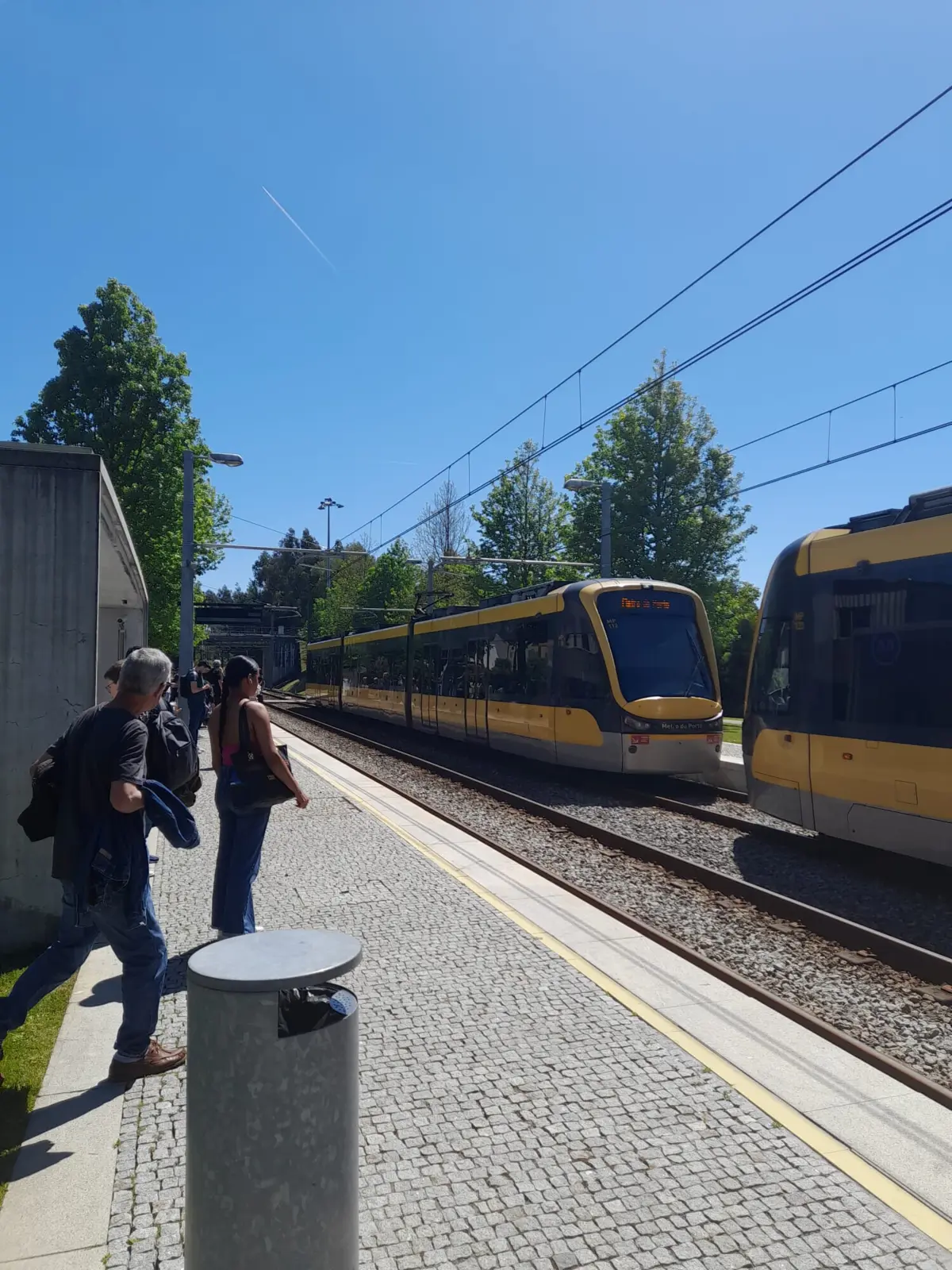 Veículo está parado numa das vias