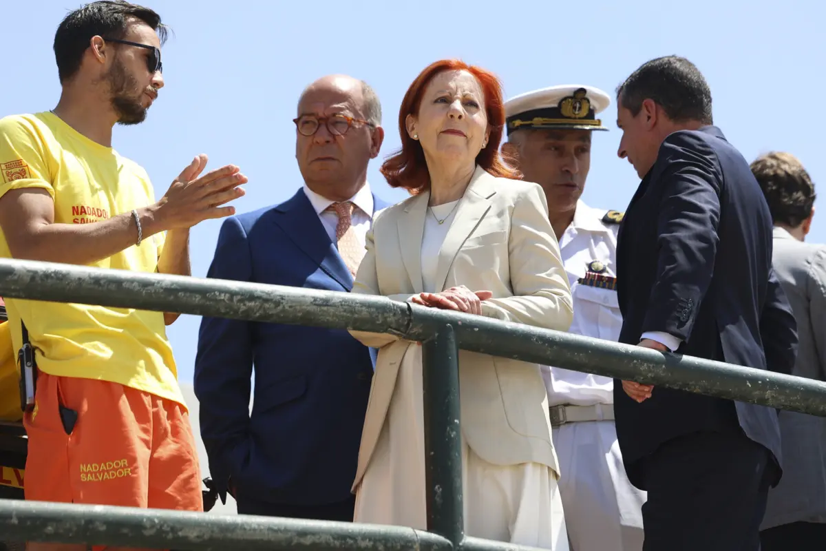Ministra do Ambiente assinalou início oficial da época balnear na Praia de Carcavelos, no concelho de Cascais