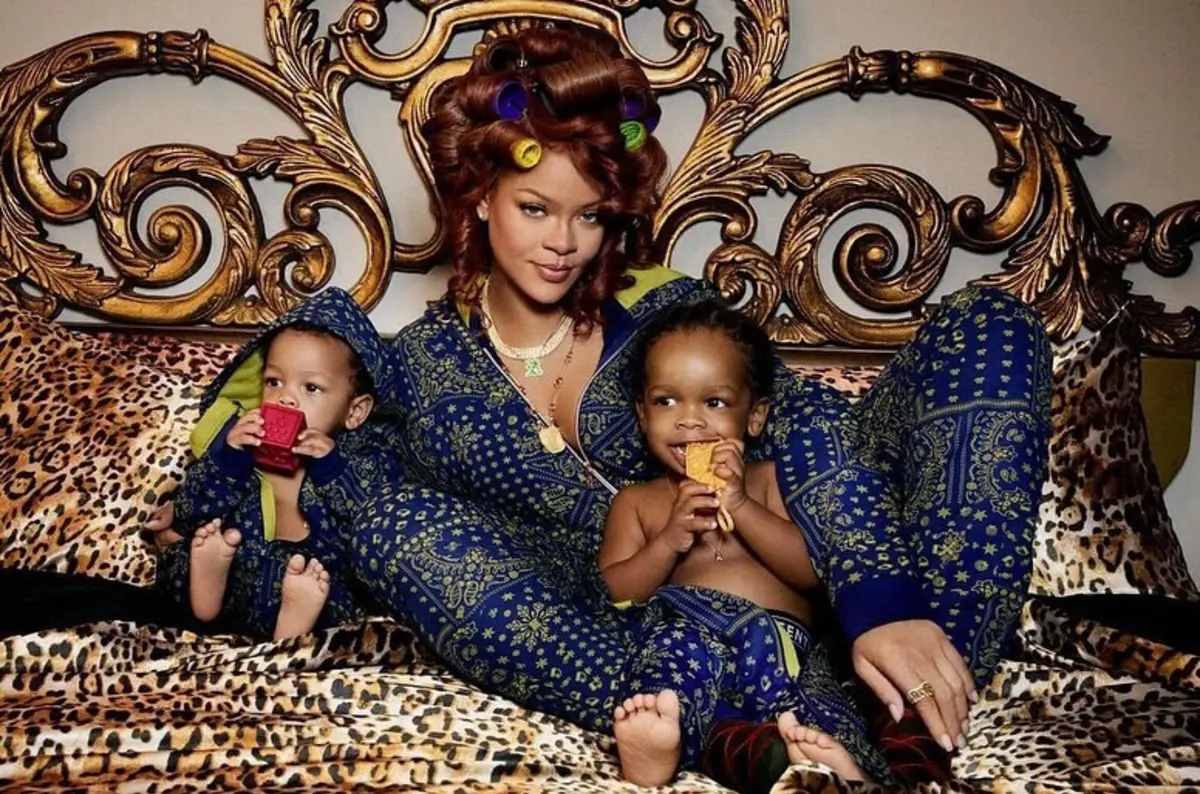 RZA, de dois anos, e Riot Rose, de 14 meses posaram com a mãe