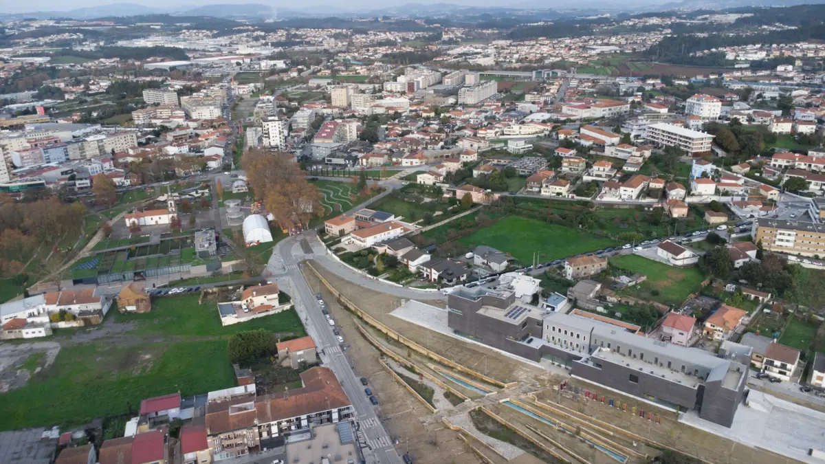 Edifício da Câmara junto ao local onde passava a ferrovia