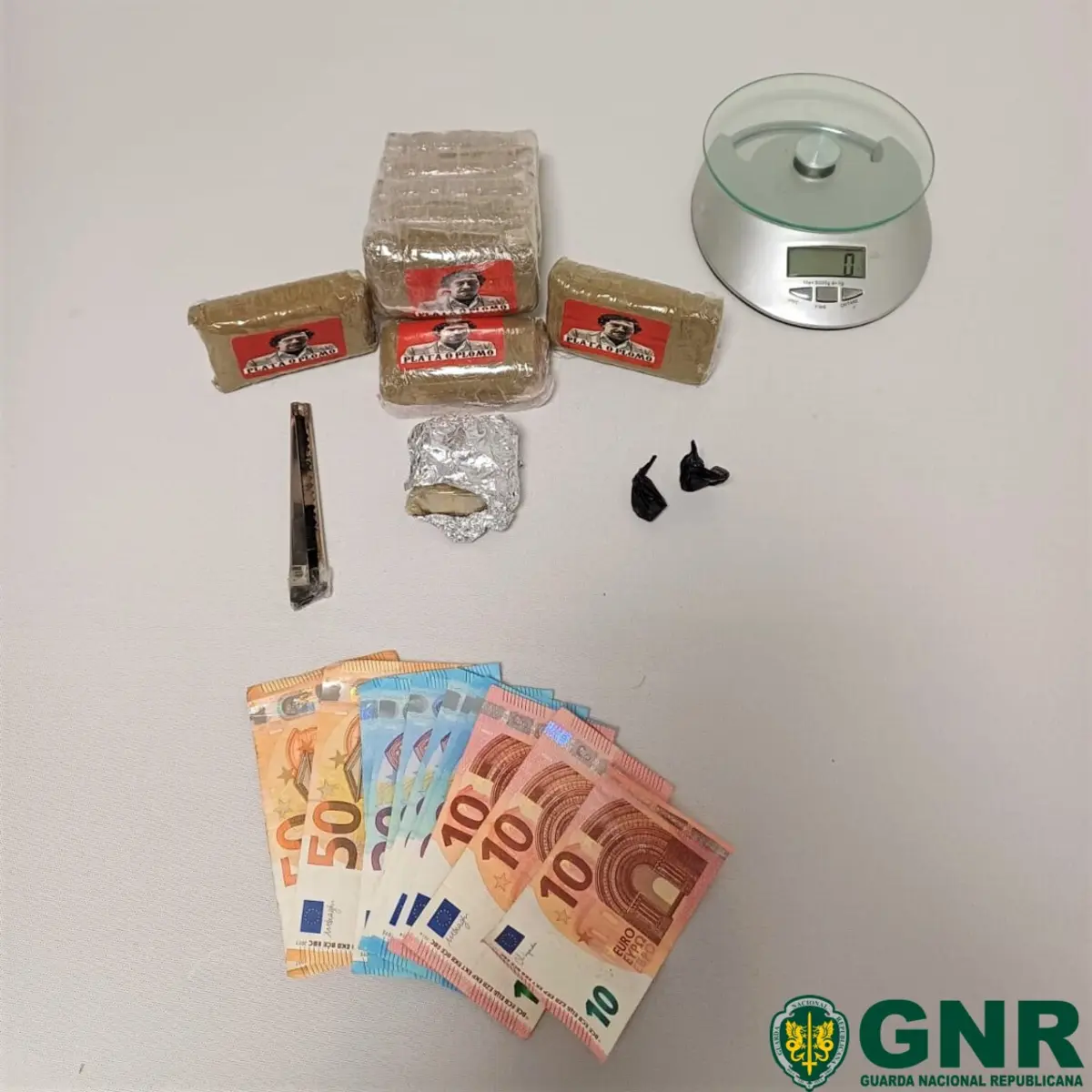 Droga e dinheiro apreendidos