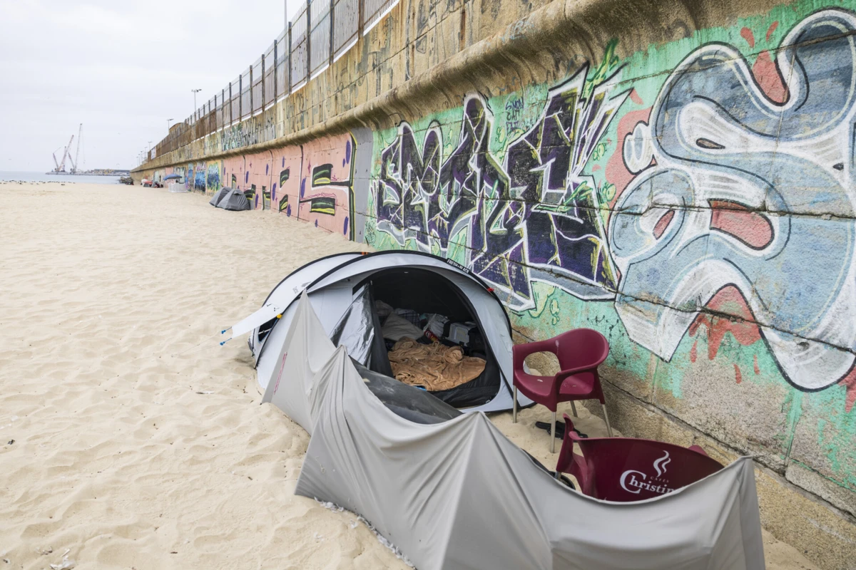 Câmara de Gaia diz que família recusa apoios para alojamento temporário e que apenas quer uma habitação social mas mãe e filho dizem que apenas não querem viver num alberegue ou num parque de campismo