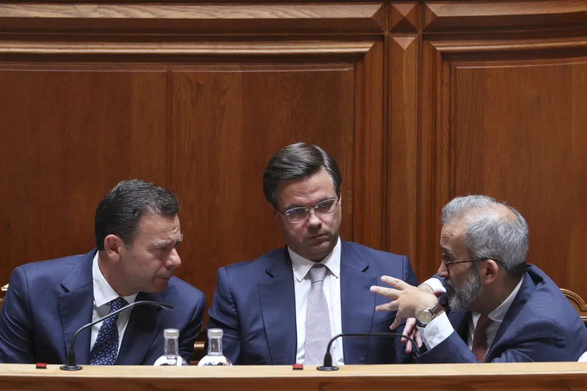 Primeiro-ministro (à esquerda na imagem) esteve no Parlamento a apresentar o programa do Governo