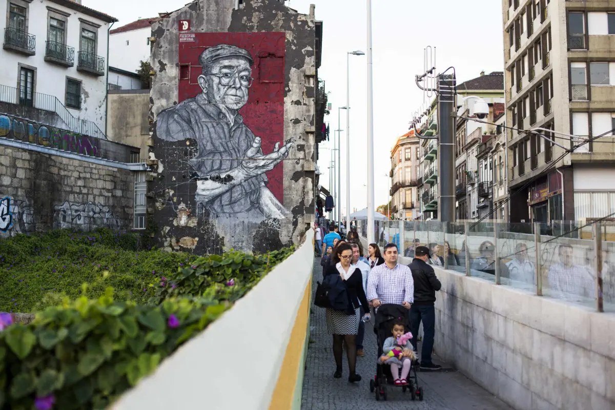 Prédio fica na Avenida de Vímara Peres, junto à Ponte de Luís I