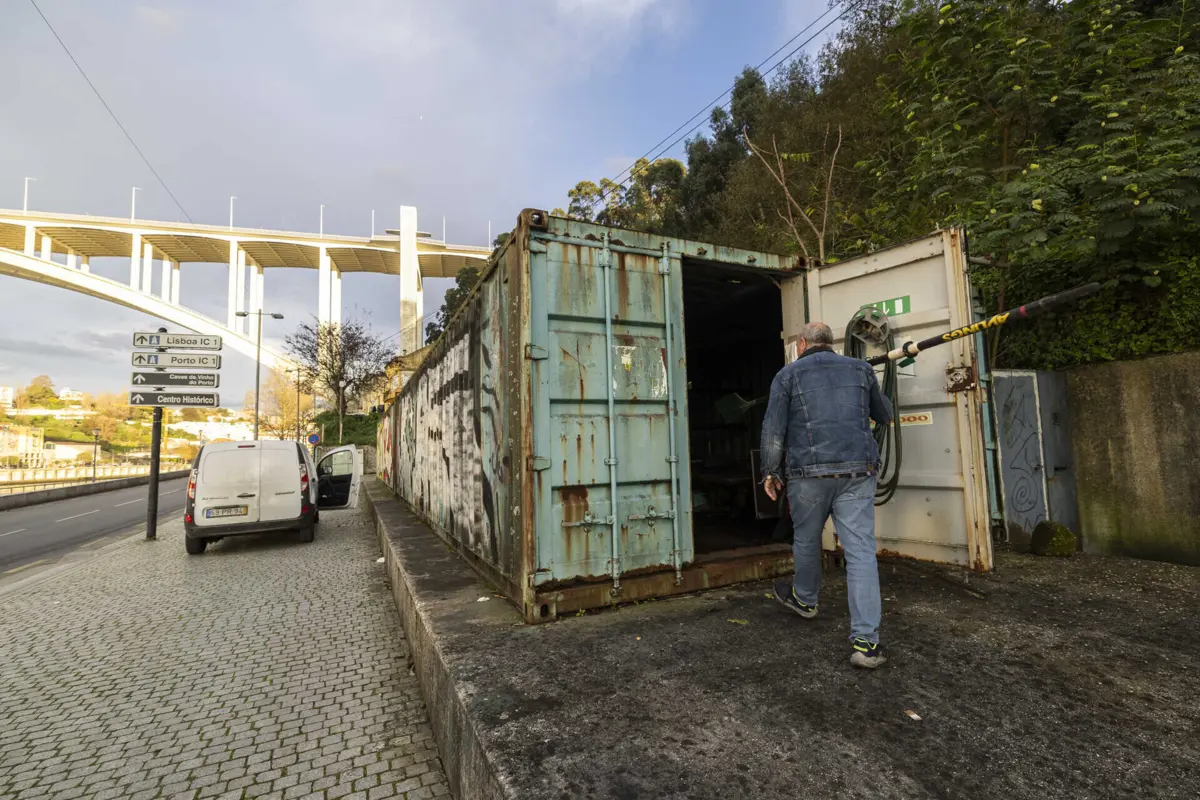 A título provisório, o remo do clube foi transferido para contentores por baixo da Ponte da Arrábida, que hoje, passadas duas décadas, nem têm eletricidade e estão sem uso