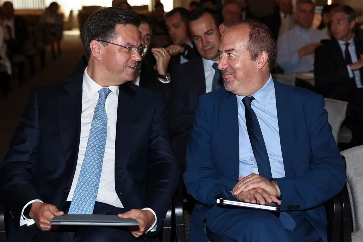 Álvaro Santos Pereira (à direita) à conversa com o ministro Adjunto e da Reforma do Estado, Gonçalo Matias