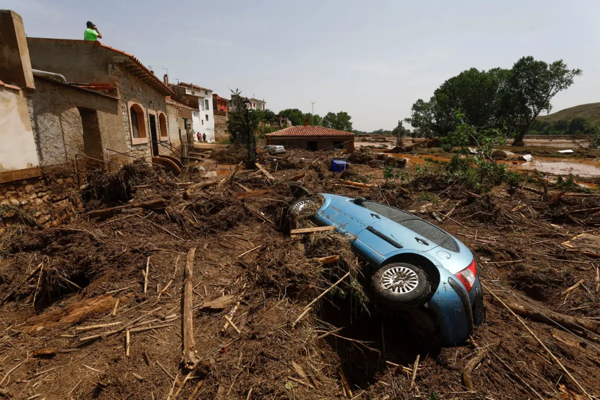 Destroços de noite de tempestade visíveis na manhã de sábado, em Azuara
