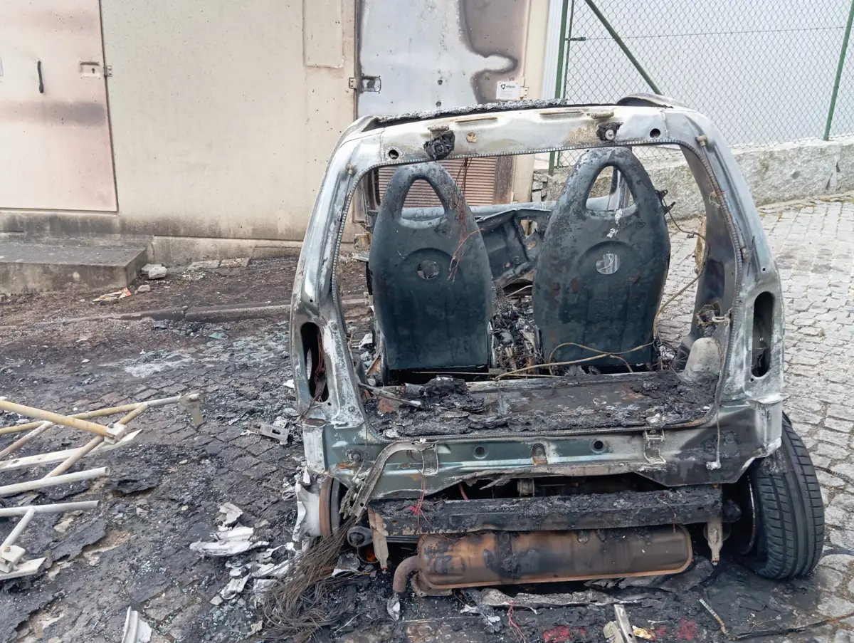 O veículo foi totalmente consumido pelas chamas