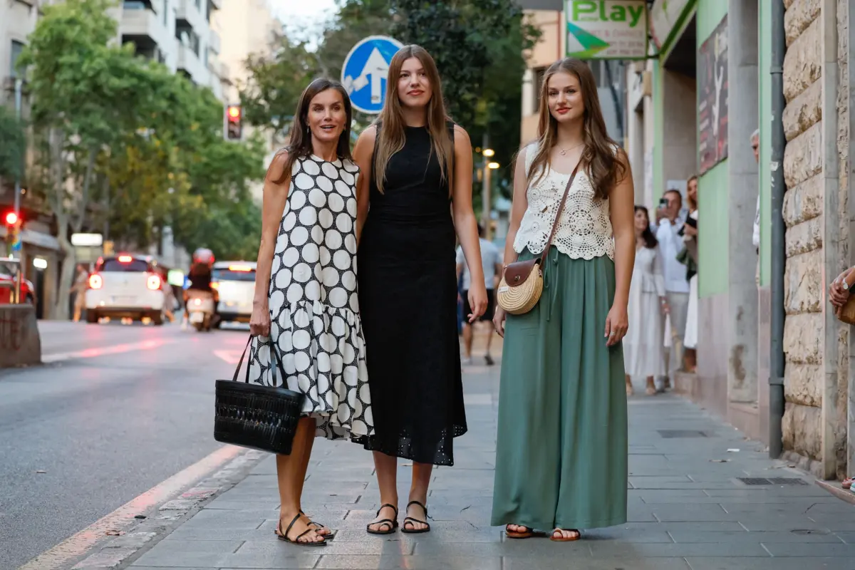 Rainha Letizia e as filhas durante passeio em Palma de Maiorca