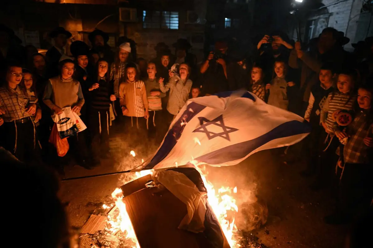 Manifestantes estão contra a atuação israelita contra o povo palestiniano