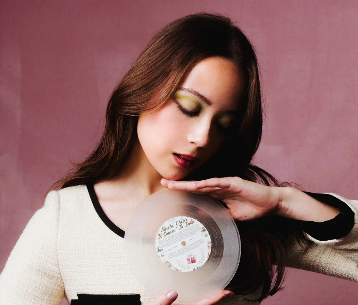 Apesar da ainda curta carreira, Laufey já conquistou um Grammy