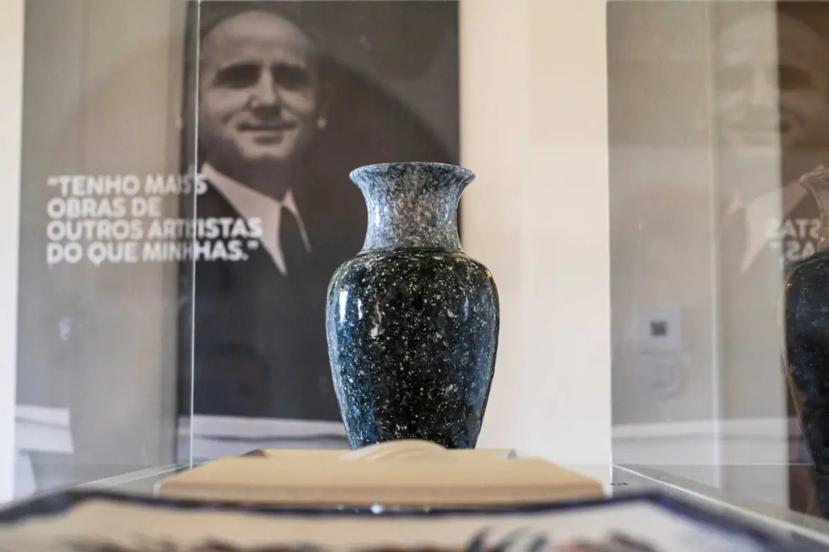 Peça da autoria de Manuel Cargaleiro numa exposição realizada em 2023 no Mosteiro de Ancede Centro Cultural Baião