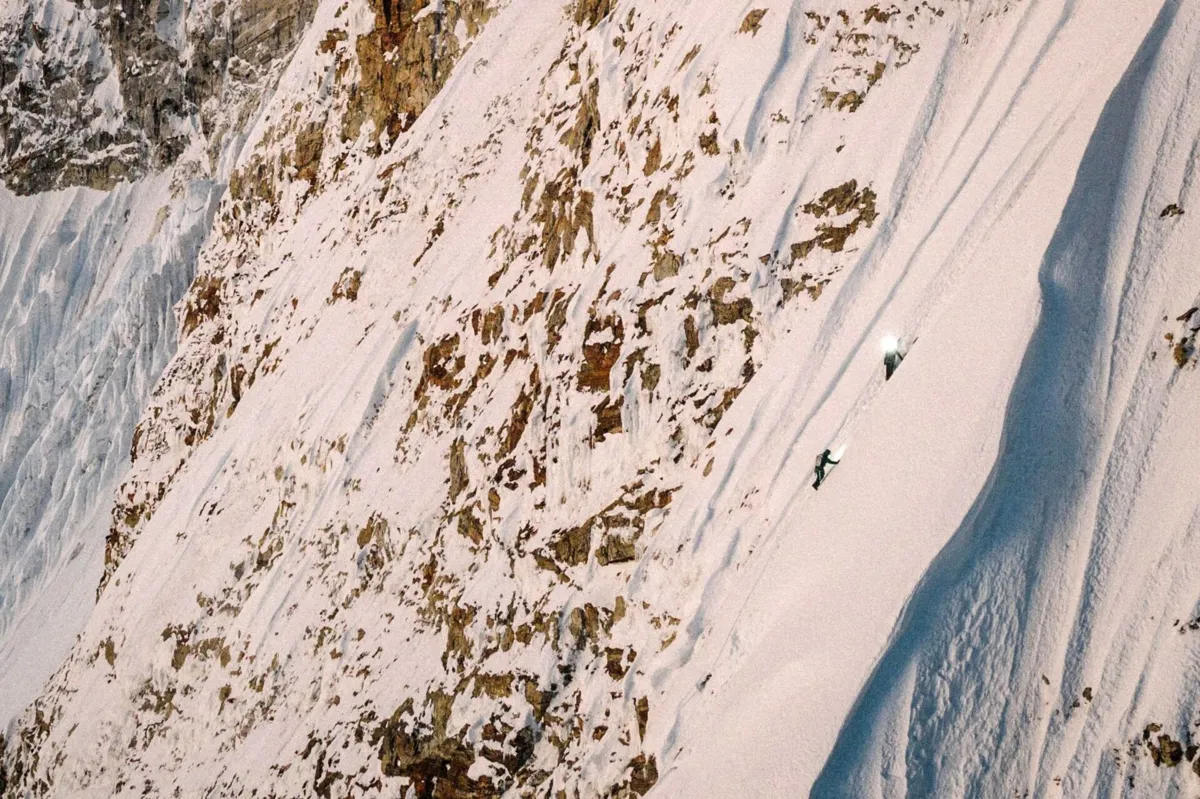 As buscas pelos alpinistas desaparecidos continuam