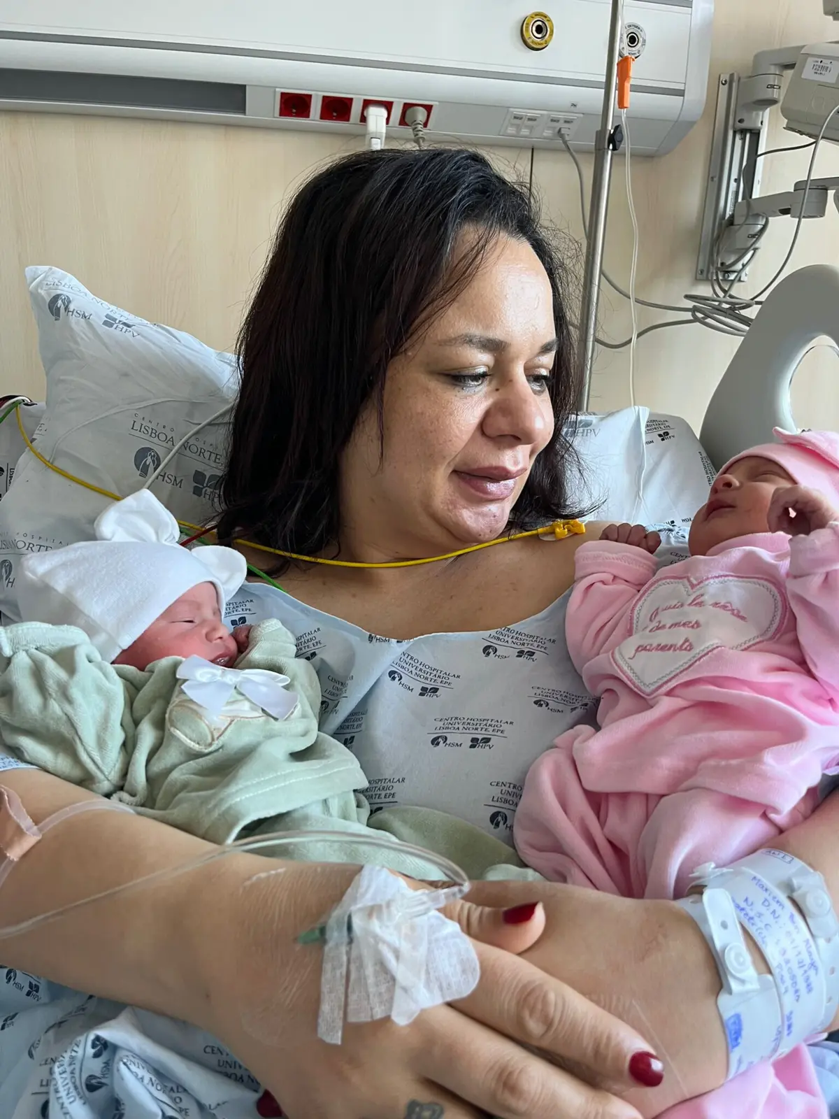 Gémeas nasceram com oito minutos de intervalo