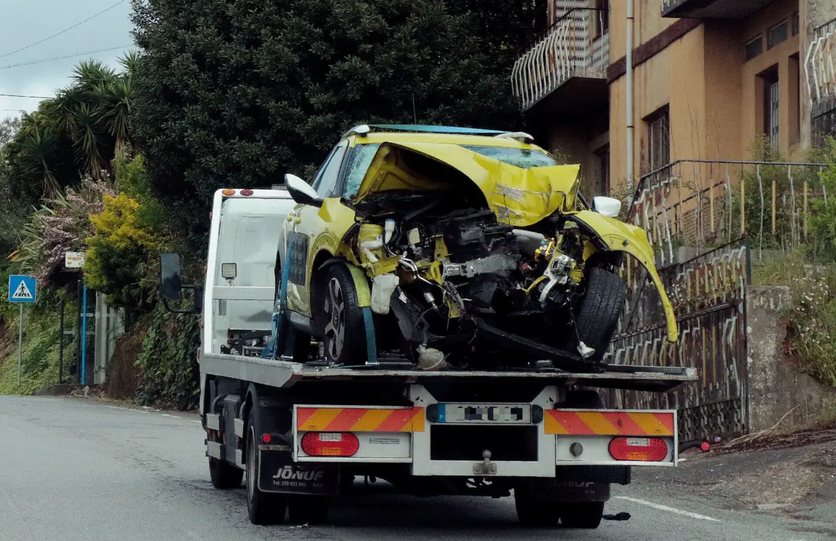 Automóvel despistou-se e embateu contra árvore