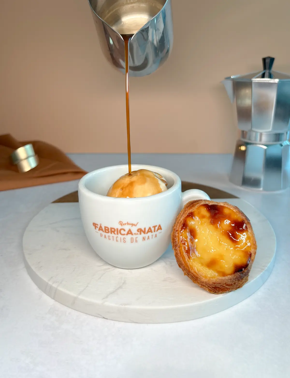 Gelado de pastel de nata com café.