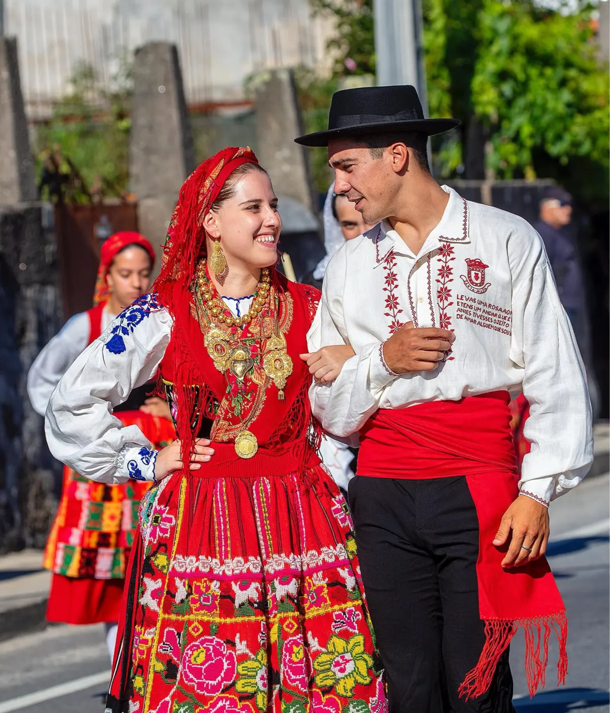 Iúri Leitão e a noiva Carolina Ribeiro com os trajes típicos da romaria vianense