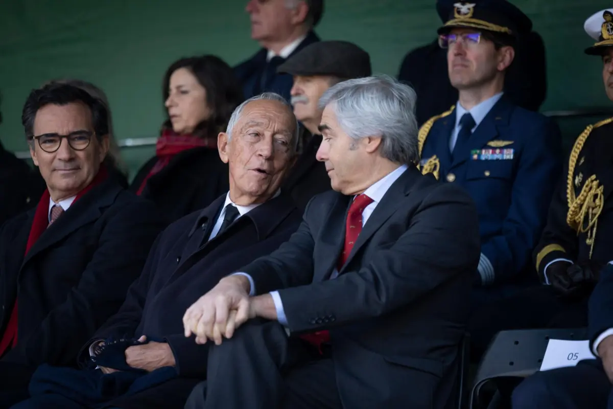 Ministro da Defesa ao lado do presidente da República. O primeiro-ministro não esteve na cerimónia.