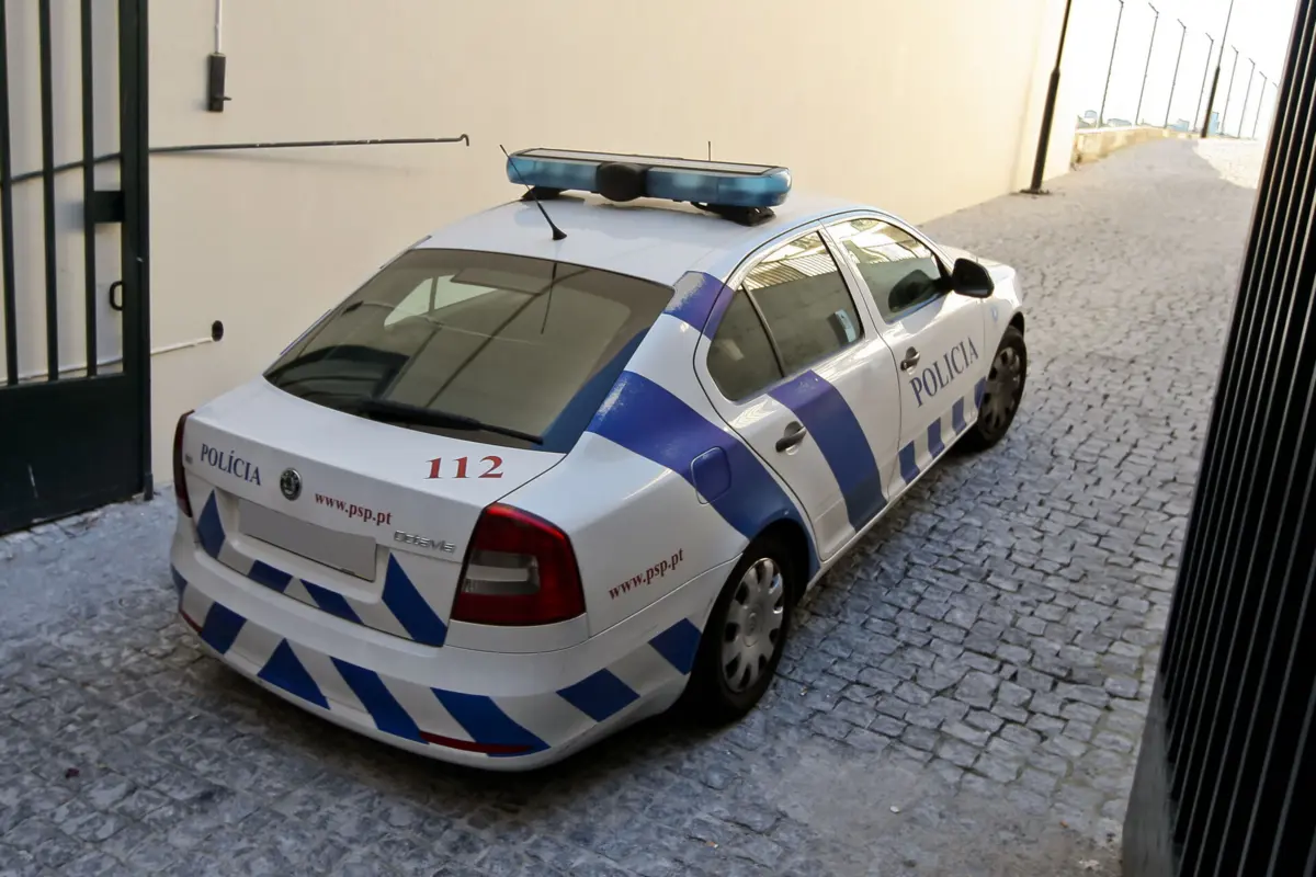 PSP consegiu localizar a mala , mas os supeitos fugiram