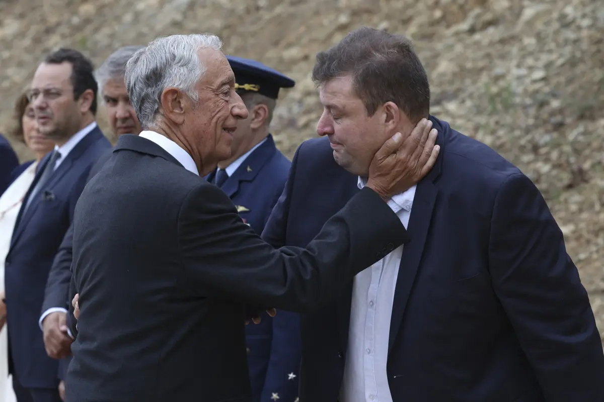 O Presidente da República cumprimenta o bombeiro Rui Rosinha, vítima dos incêndios os incêndios de 2017