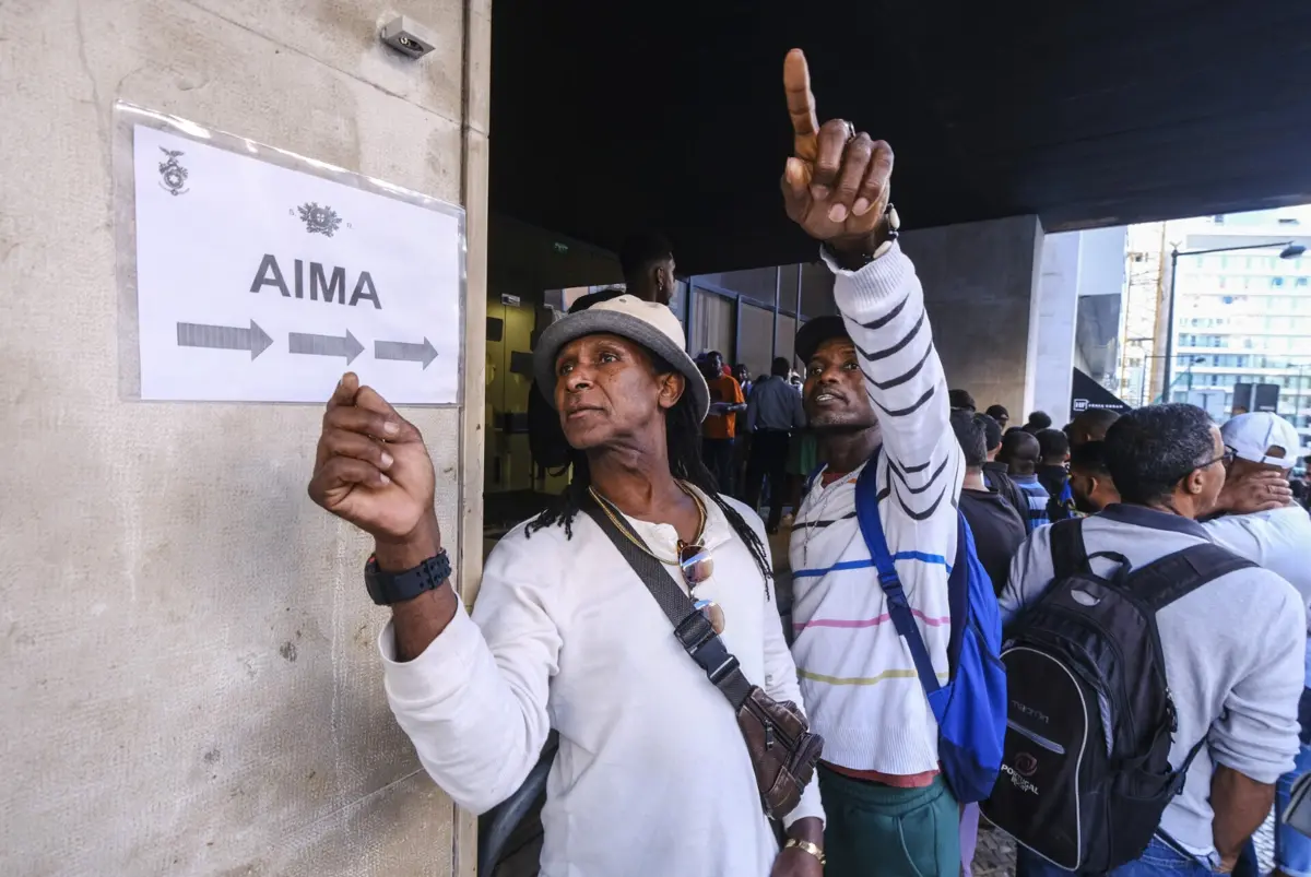 Imagem de contexto do artigo Imigrantes lançam petição para agilizar títulos de residência