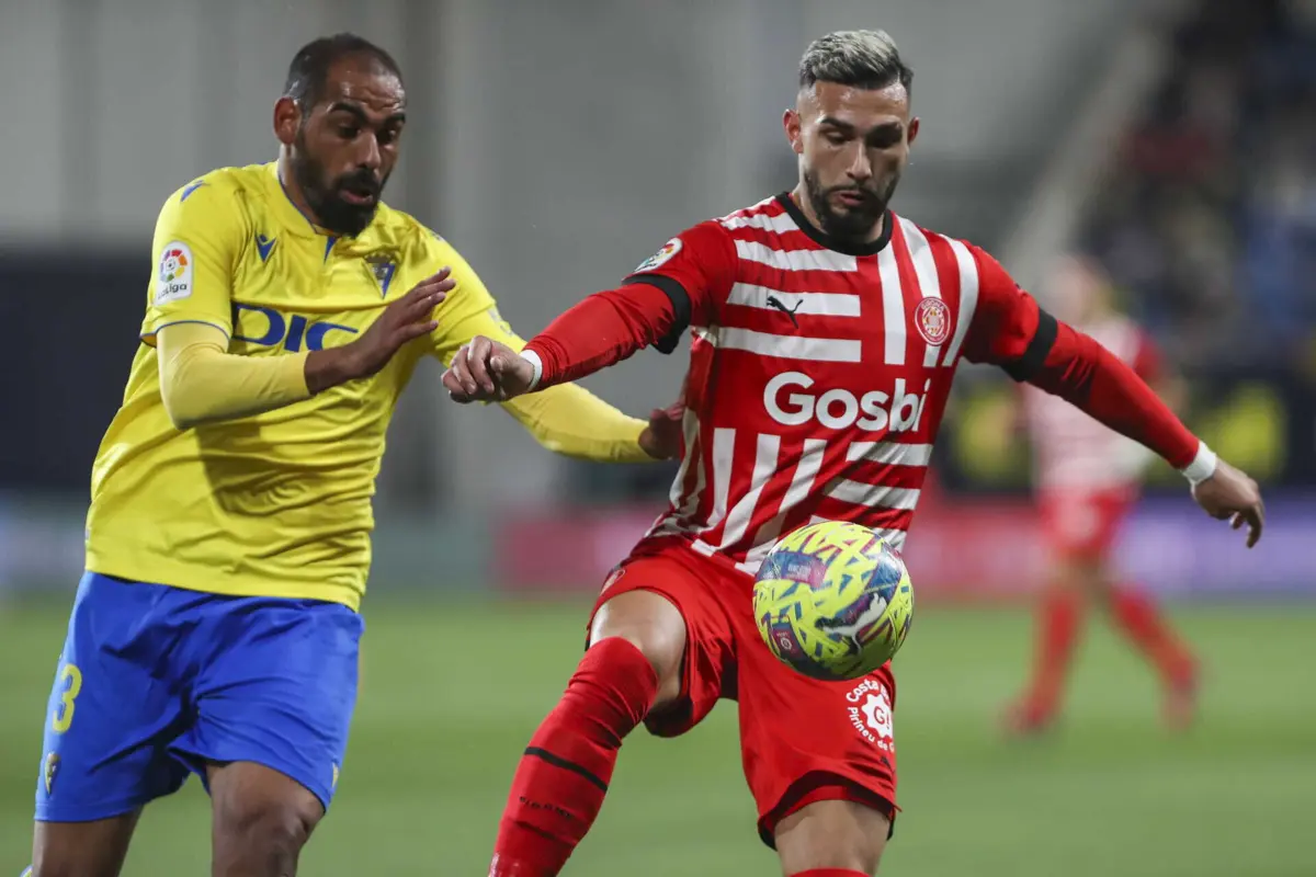 Fali foi substituído aos 35 minutos de jogo e ficou no banco a meter gelo na coxa
