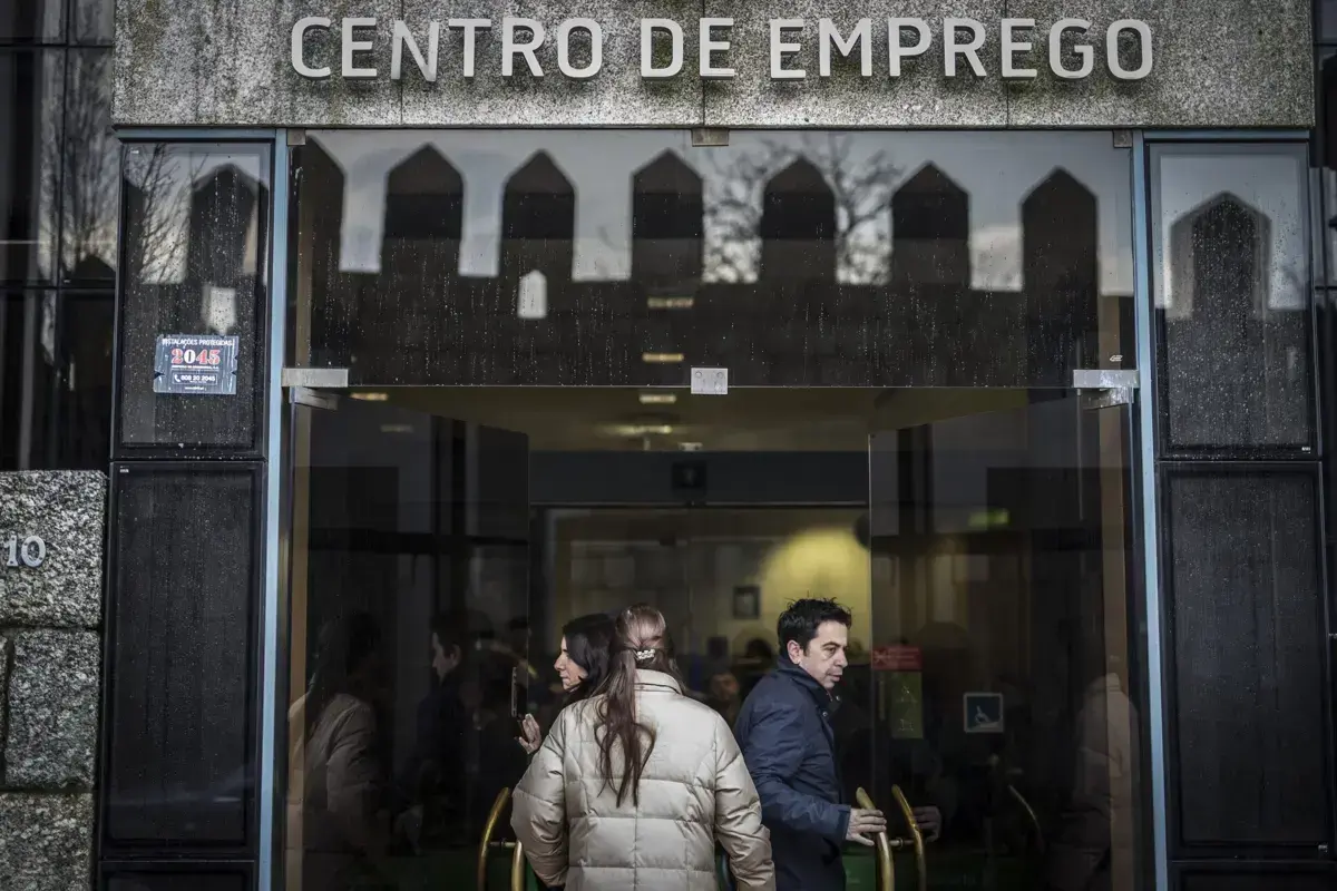 O número de casais com ambos os elementos desempregados caiu 4,9% face a setembro