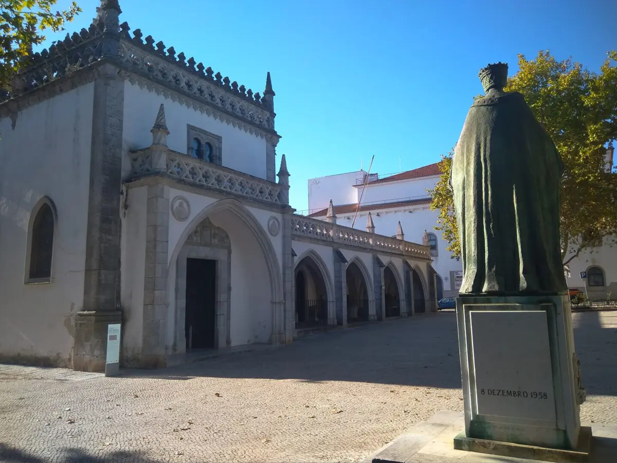 Os arguidos terão atacado vítima junto ao Museu Rainha D. Leonor