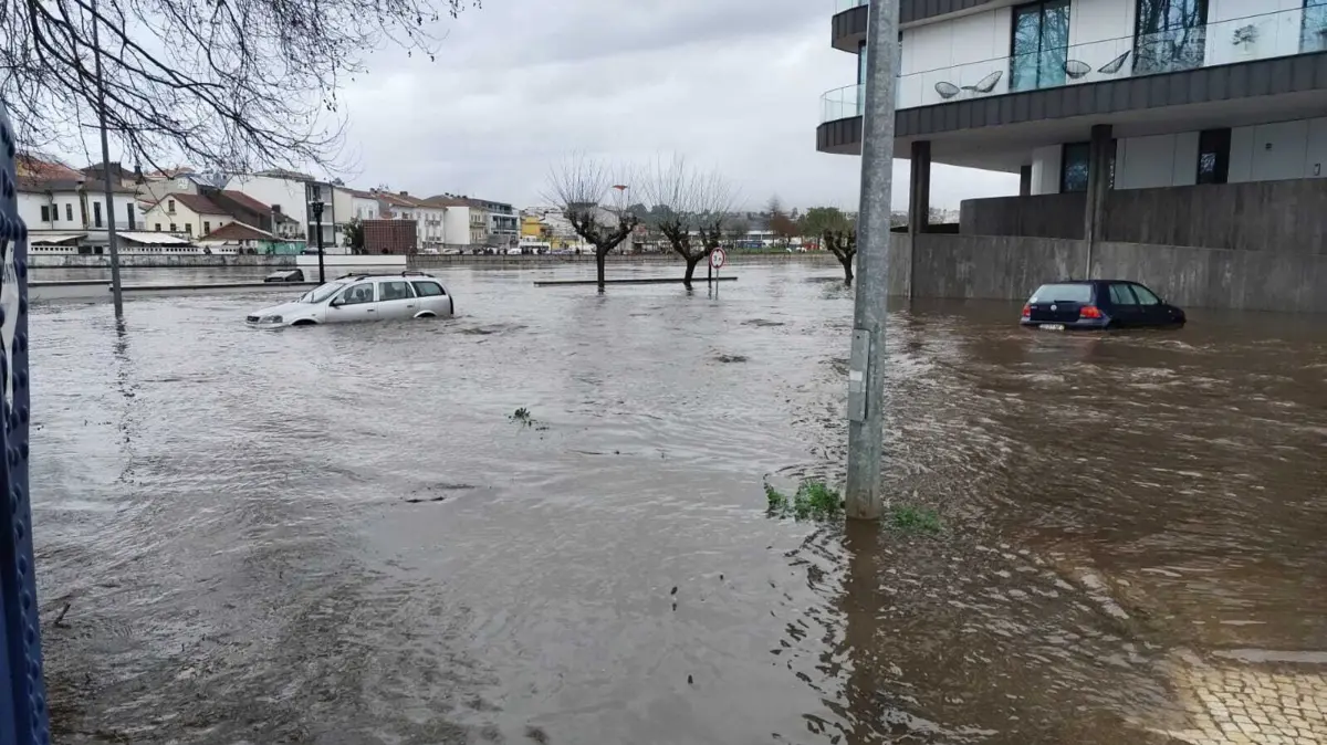 O rio Águeda transbordou e inundou várias ruas