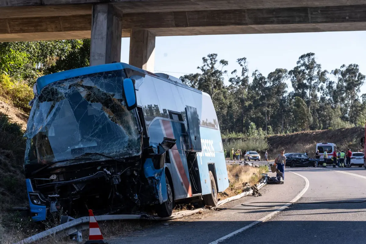 Autocarro da Rede Expressos, que vinha de Coimbra em direção a Viseu, derrubou vários rails do IP3