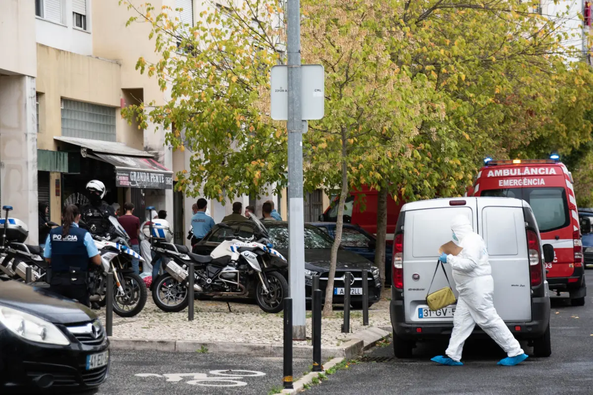 O suspeito das três mortes está a ser ativamente procurado pela Polícia Judiciária de Lisboa