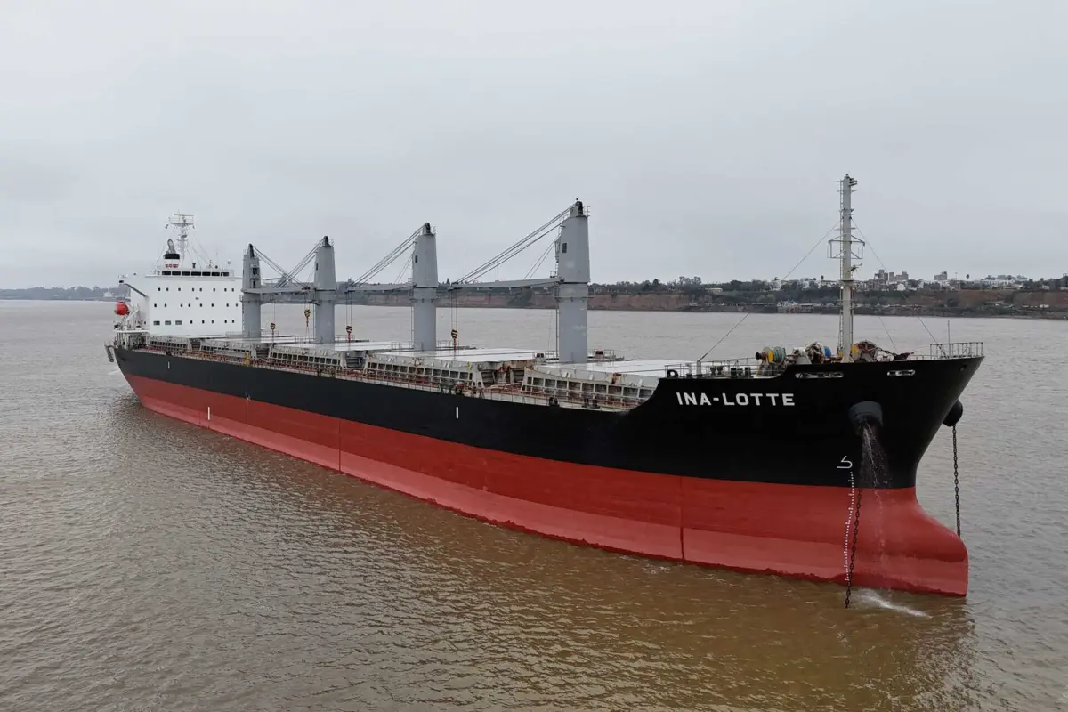 As autoridades não revelaram o número de tripulantes a bordo do navio cargueiro