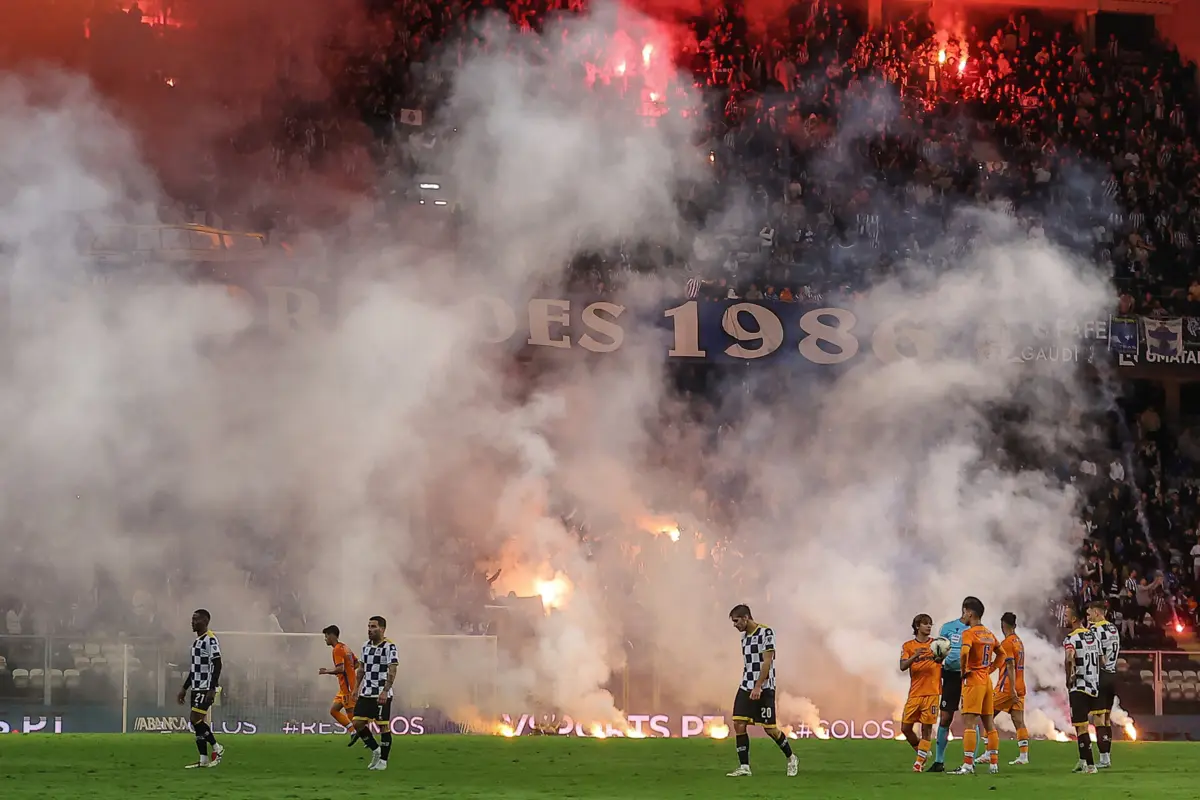 Tochas lançadas para o relvado interromperam o Boavista-F. C. Porto na primeira parte