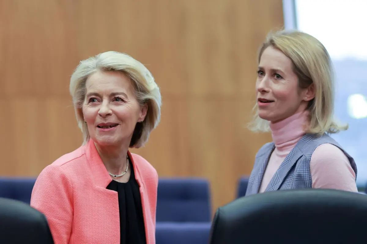 Presidente da Comissão Europeia, Ursula von der Leyen, e a alta representante da UE para os Negócios Estrangeiros e Política de Segurança, Kaja Kallas