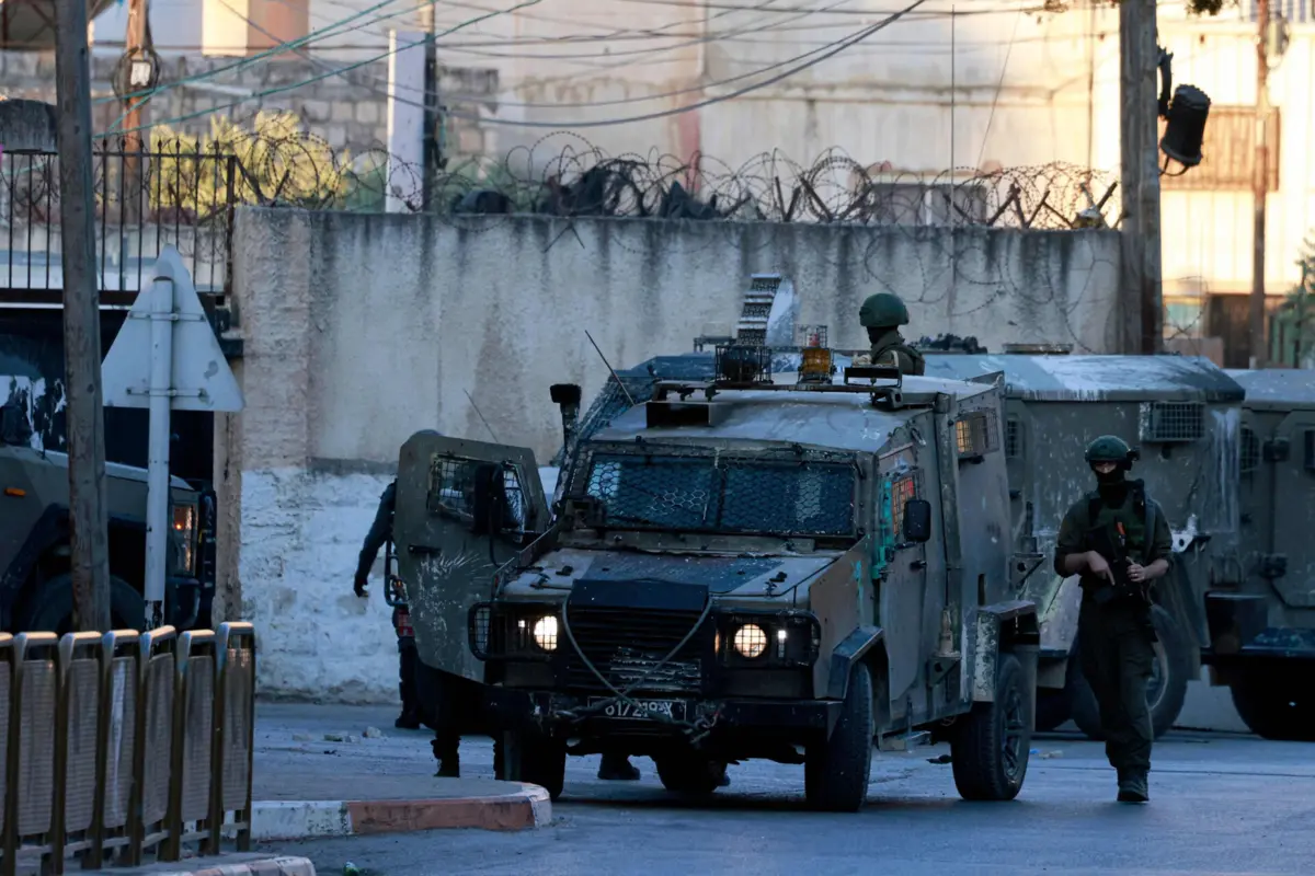 Foi incendiado um centro de segurança que, segundo o Exército, contém "sistemas que ajudam a impedir ataques terroristas e a manter a segurança na zona"