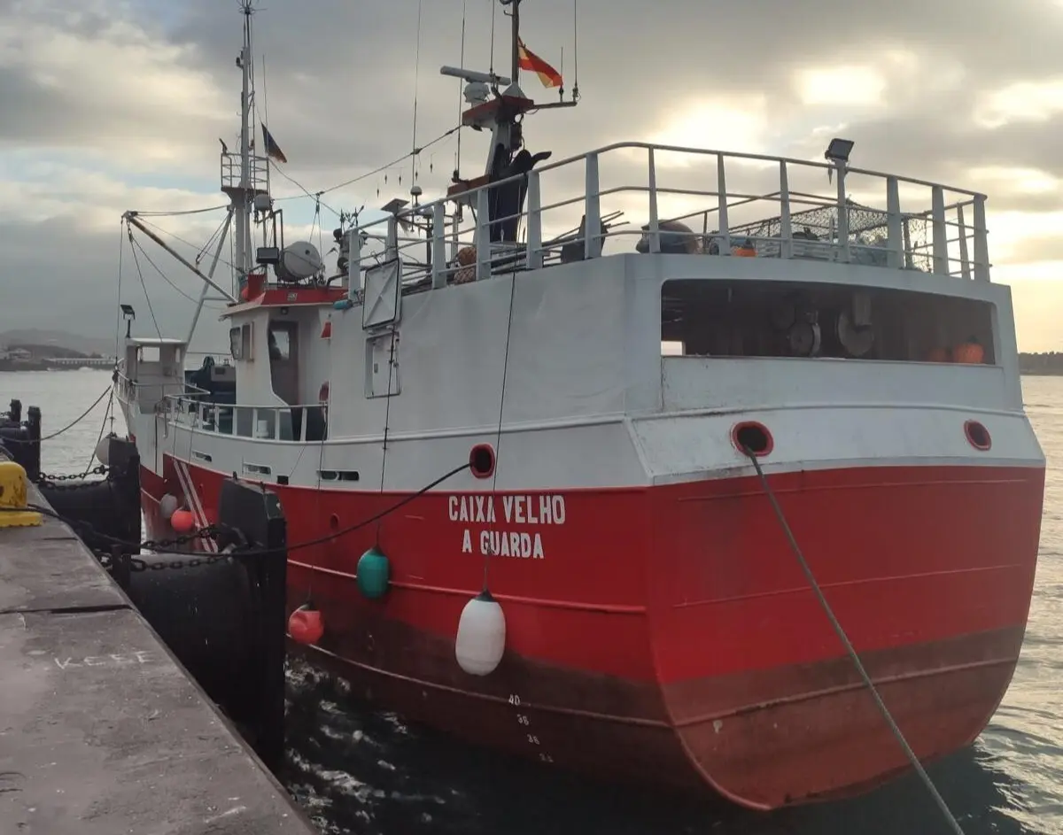 A embarcação de pesca "Caixa Velho", com bandeira espanhola