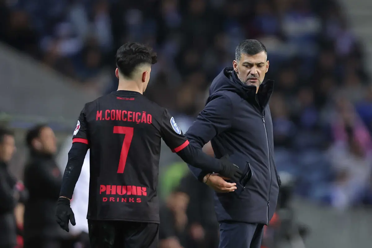 Sérgio Conceição com o filho Moisés, que atua no Leixões. Treinador nega qualquer tipo de agressão no torneio infantil, em Huelva