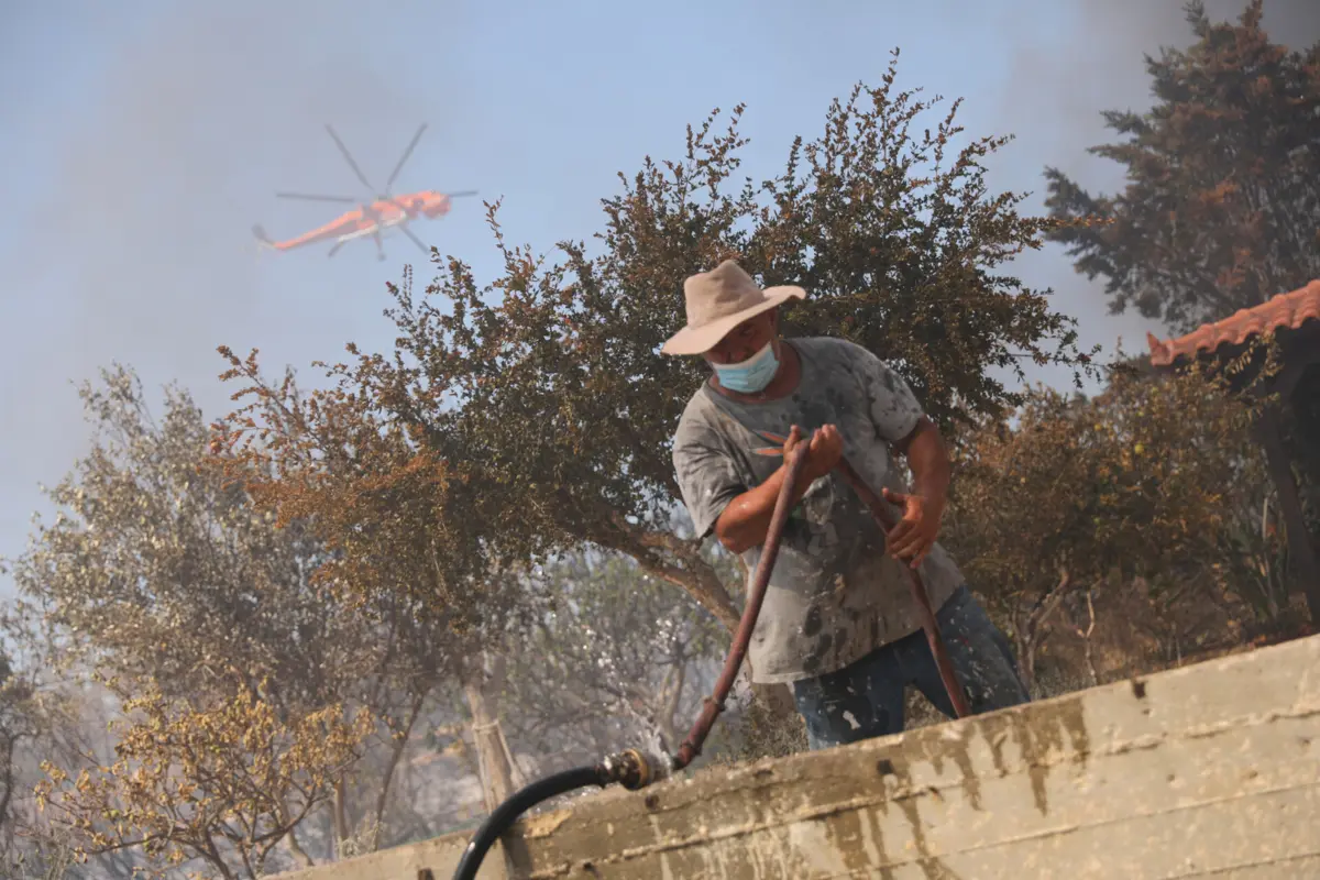 Incêndio nos arredores de Atenas e obrigou as autoridades a retirar cerca de mil pessoas da zona