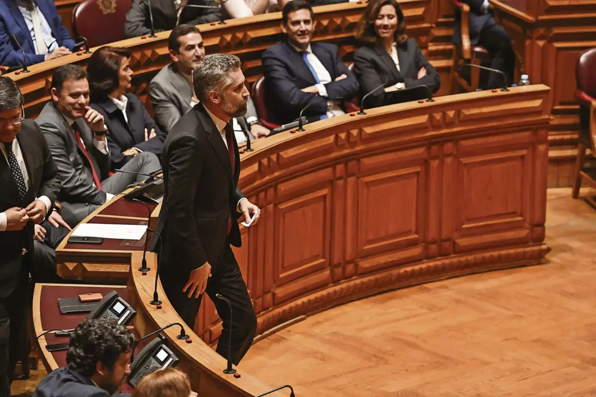 Num hemiciclo onde o PS passa a terceira força e o Chega a líder da Oposição, com vantagem de ser o primeiro a questionar o chefe do Governo nos debates quinzenais, Pedro Nuno Santos tomará posse como deputado