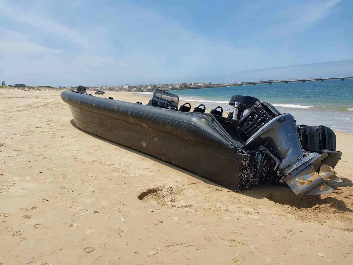 Lancha foi retirada do areal pela Polícia Marítima
