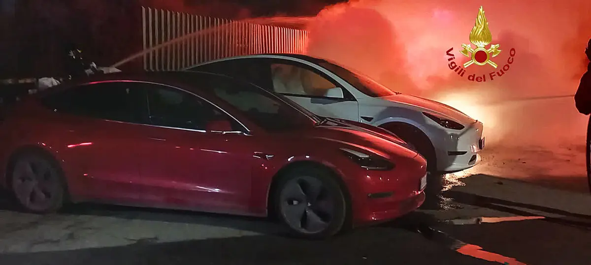 Carros foram consumidos pelas chamas