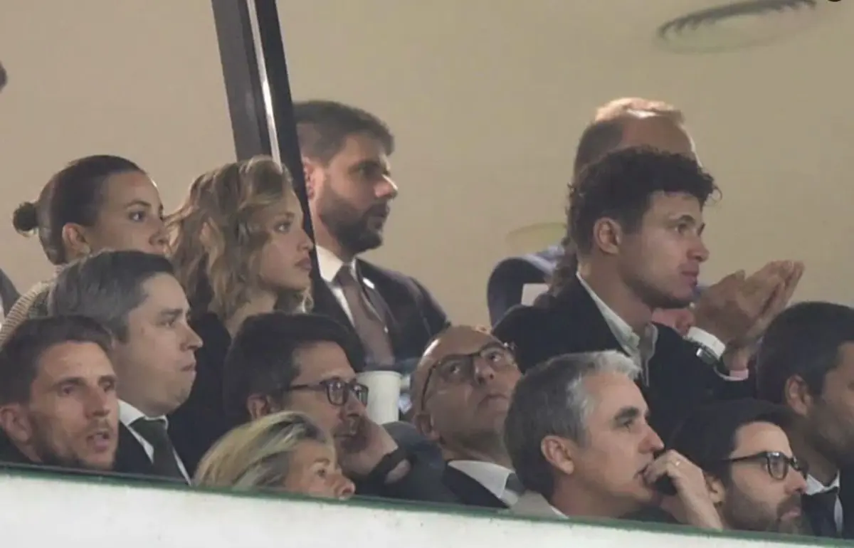 Margarida Corceiro e Lando Norris num camarote do Estádio de Alvalade, em Lisboa, onde assistiram ao Sporting-Arsenal e afastaram rumores recentes sobre o fim da relação